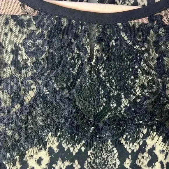 Vince Camuto Lace Yoke Snake Charm Long Sleeve Top Size Medium Rich Black - Picture 4 of 12